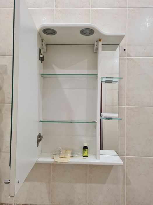 Тумба з умивальником та дзеркальною шафою, змішувач, сіфон