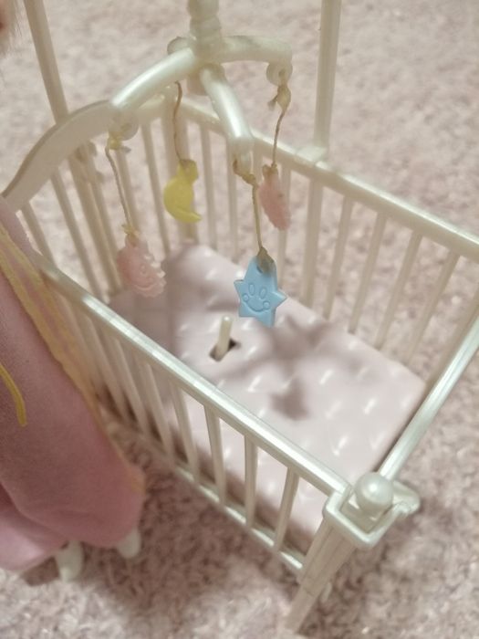 Barbie com bebé e berço