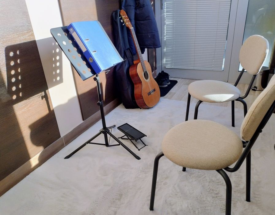 Lekcje gry na gitarze lub pianinie