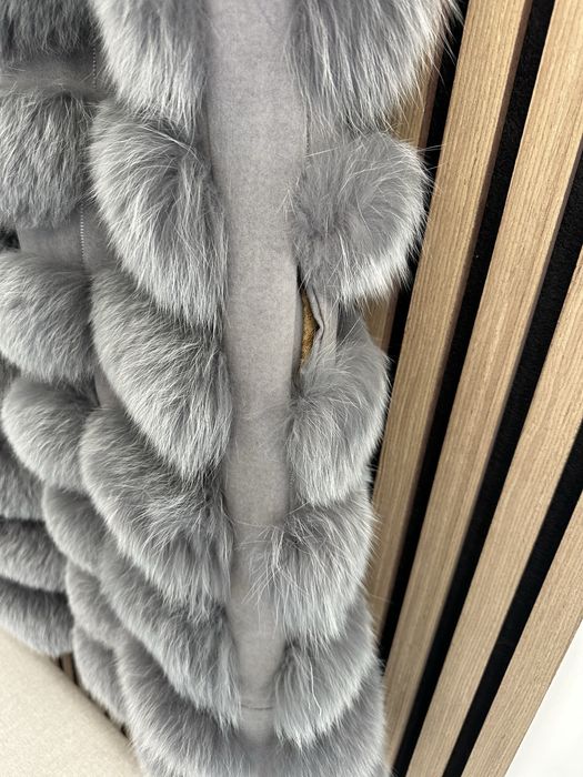 Шуба з натурального хутра (песця), безрукавка.