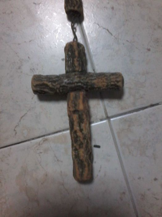 Rosário em pedaços de carvalho e arame com crucifixo