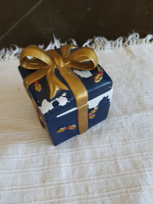 Box and porcelain443549391363788801