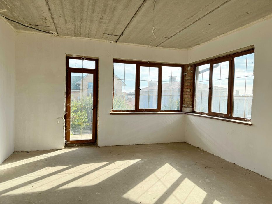 Дом в Совиньоне, ул. Бризова. 9 соток. Есть подвал. Гараж на 2 авто