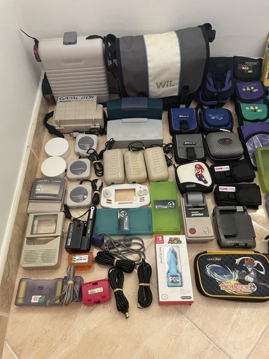 Conjunto de acessórios para Nintendo GameBoy.