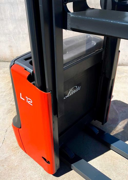 Stacker elétrico Linde L12 (1200 kg / 2.42 m de elev)