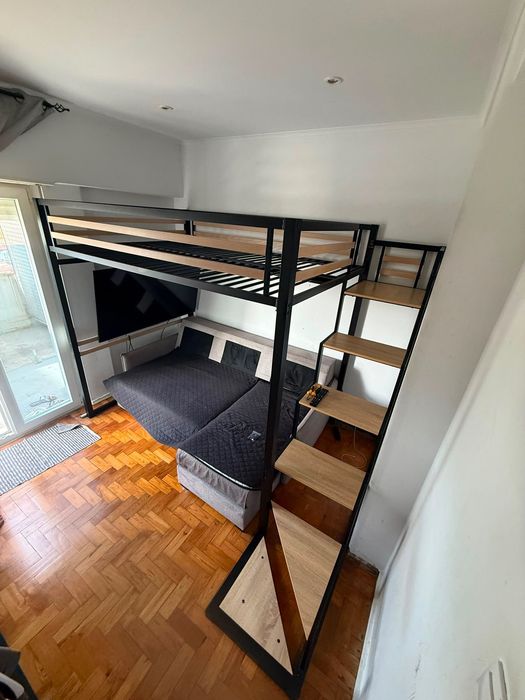 Cama alta em metal com escada