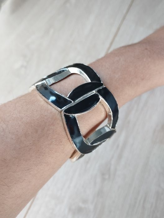 Pulseira preta e prateada