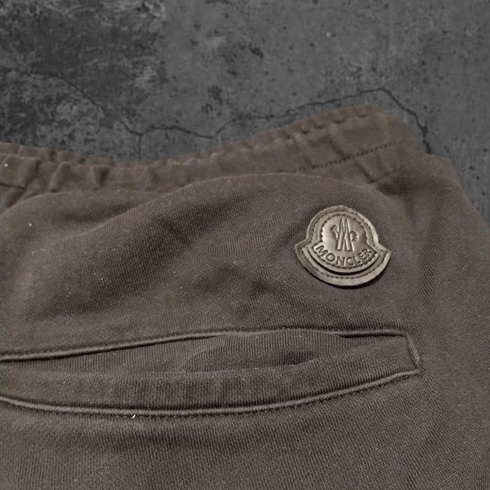 Czarne spodnie dresowe Moncler