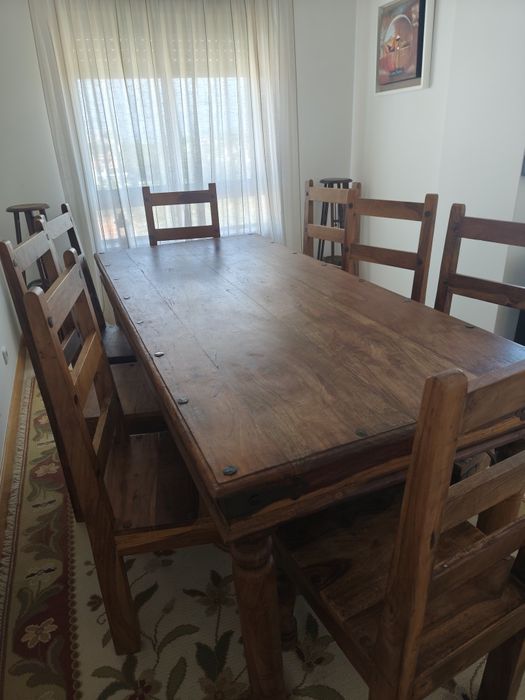 Mesa de Jantar em Madeira Maciça + 8 Cadeiras Rústicas – 500€