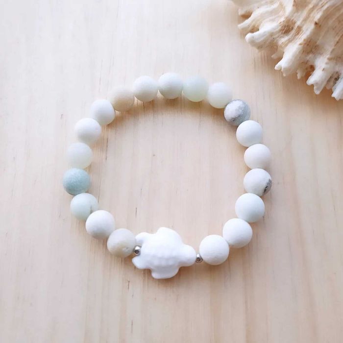 Pulseira de Amazonita com Tartaruga em cerâmica.