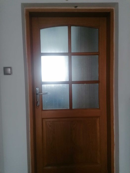Solidne klasyczne drzwi drewniane, dębowe