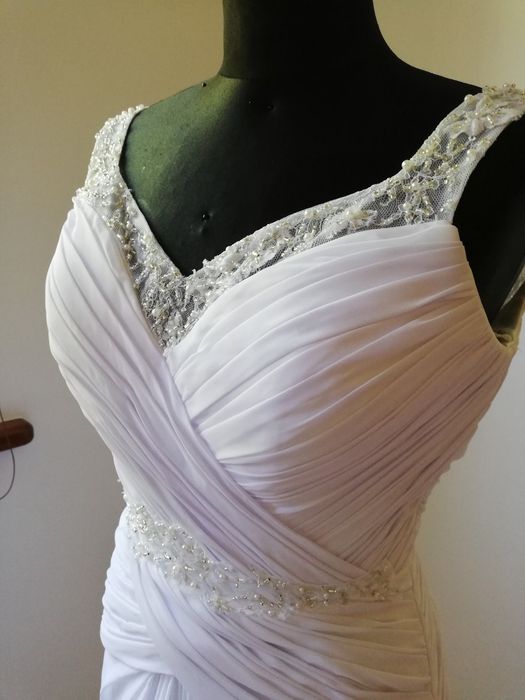 Piękna suknia ślubna z wyciętymi plecami