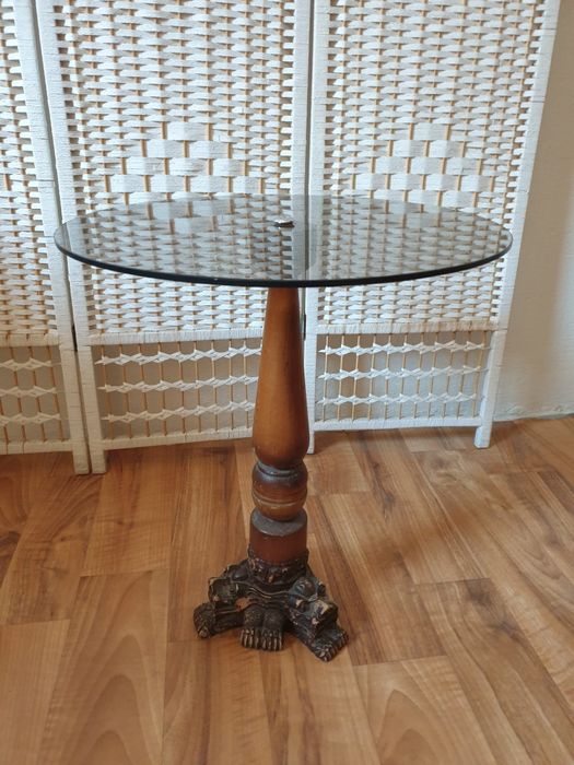 Szklany okrągły stolik kawowy z rzeźbioną podstawą retro vintage