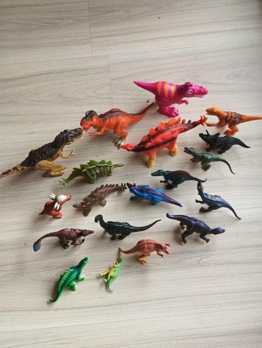 Figurki dinozaurów