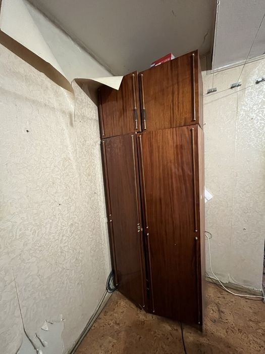 Шафи безкоштовно, стінка