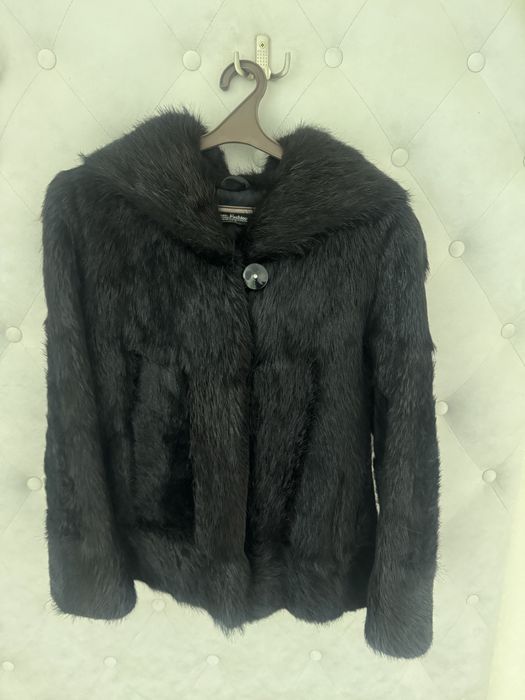 Шубка з капішоном з нутрії