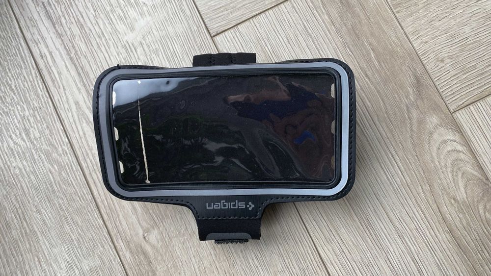 Opaska etui na ramię do telefonu Spigen uniwersalna A700