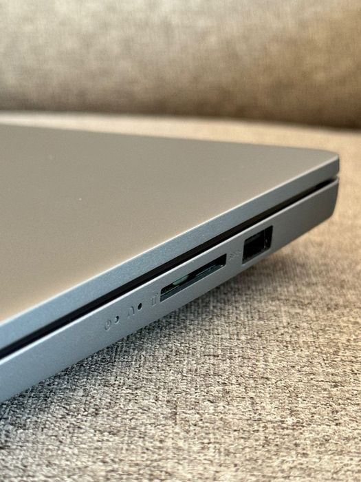 Laptop Lenovo AMD Ryzen 3 7320U + torba gratis