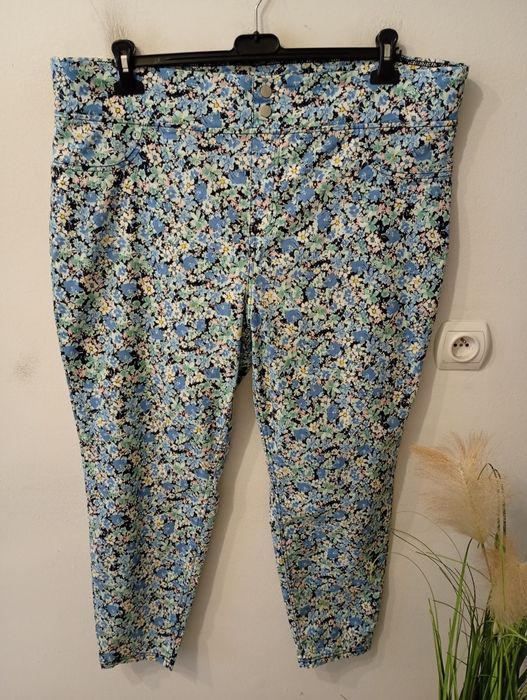 Rozciągliwe jegginsy na gumce wysoka talia rozmiar 54 Terra Sky