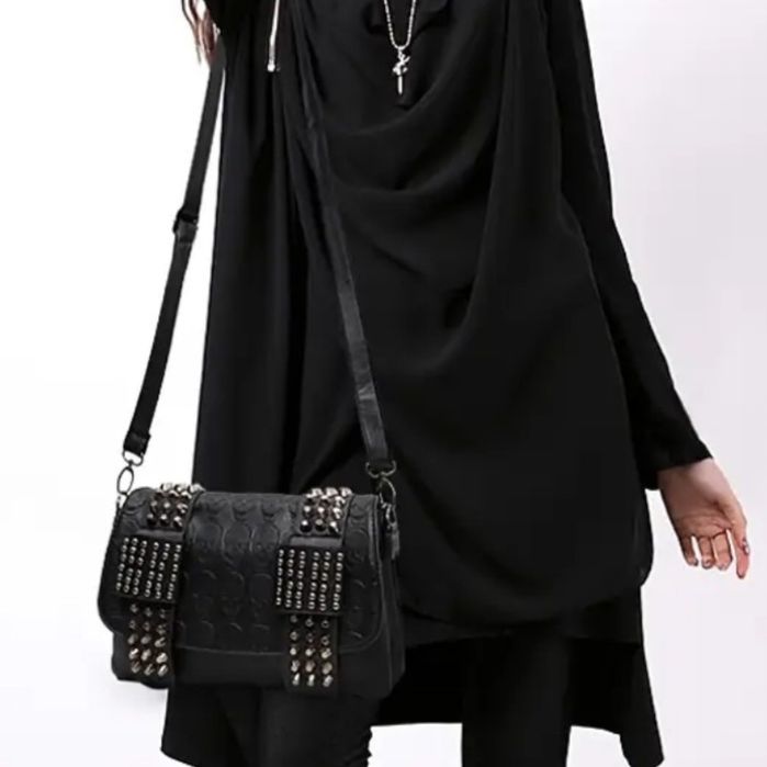 Сумка з черепами та шипами