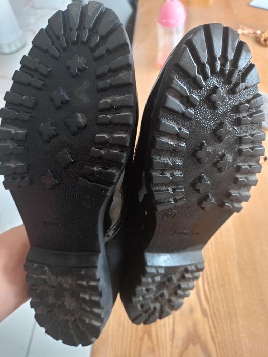 Czarne buty 38 botki lakierowane