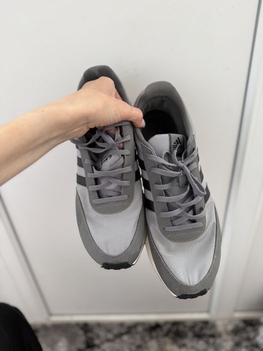 Adidas кросівки