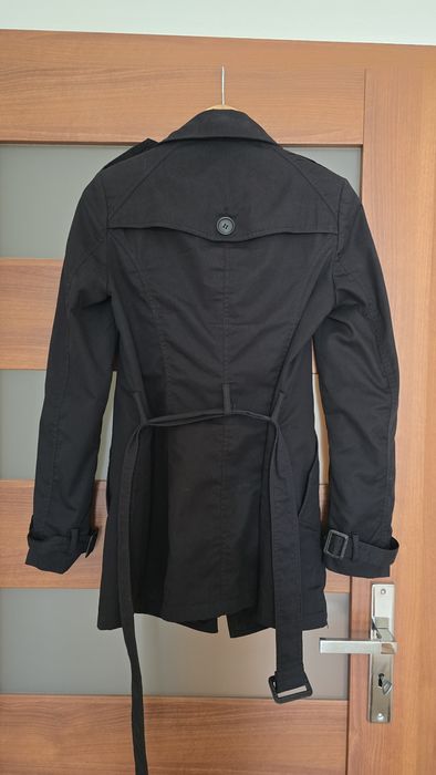 Trencz Stradivarius krótki czarny płaszcz