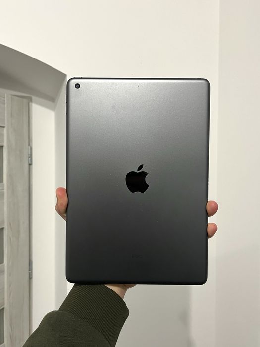 iPad 8th gen 32gb Wi-Fi + Etui