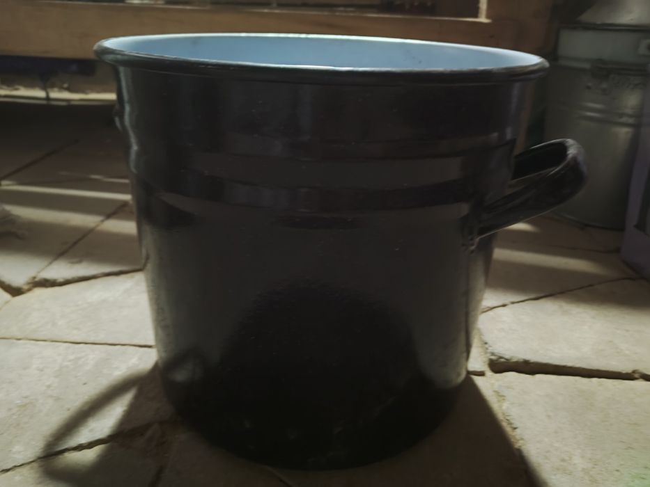 Продам эмалированную кастрюлю на  2 и 4 ведра