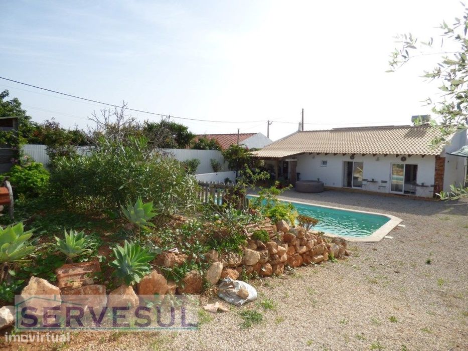 Charmosa Moradia de piso térreo, com 3 quartos, terreno de 1640m2 e...