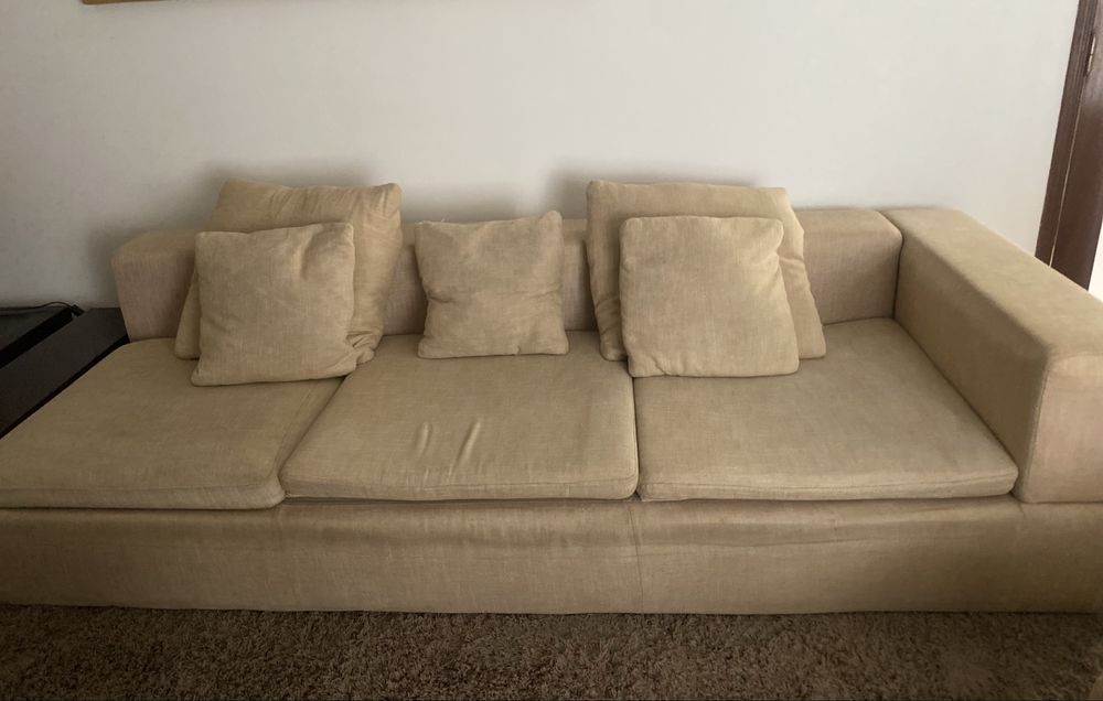 Sofá com almofadas e mesa de apoio