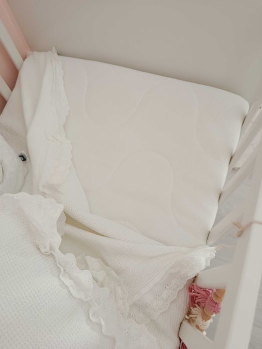 Berço e colchão de bebé IKEA