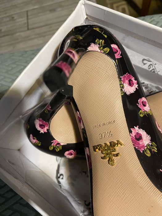 PRADA шікарні туфлі з квітковим принтом. Лаковані.
