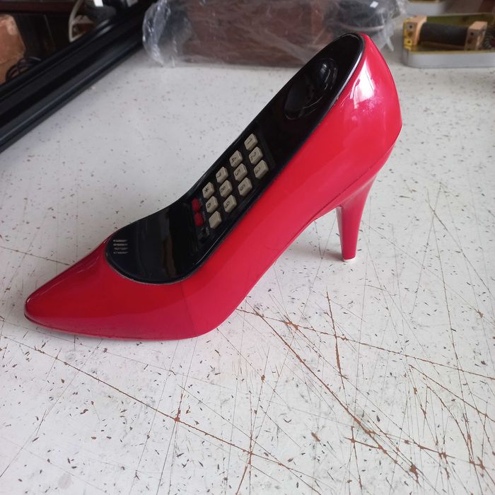 Telefone antigo em forma de sapato