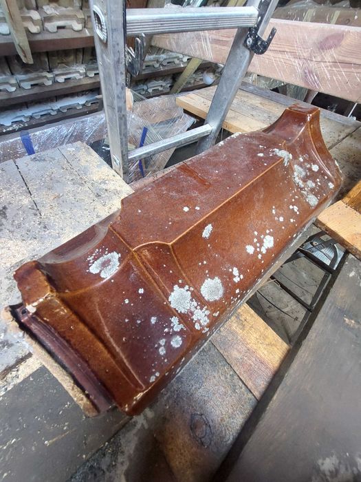 Szukam 5- 6 sztuk, poniemieckich szkliwionych gąsiorów na dach. Dł ok.55cm, szer ok.26cm.