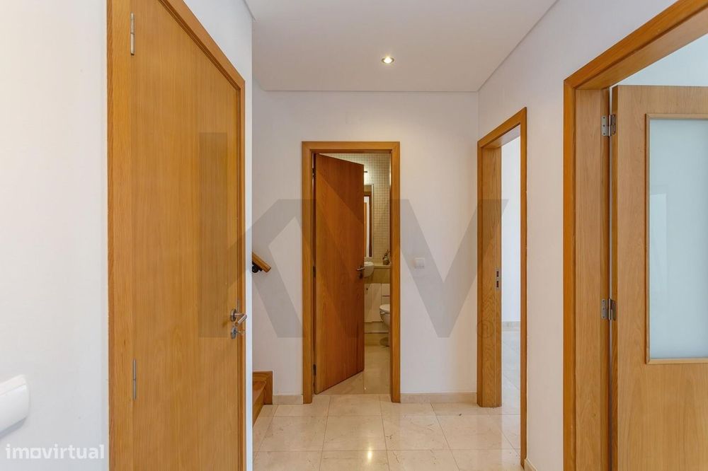 Moradia T4+2 com Jardim e Piscina para Arrendamento, junto ao Oeiras G