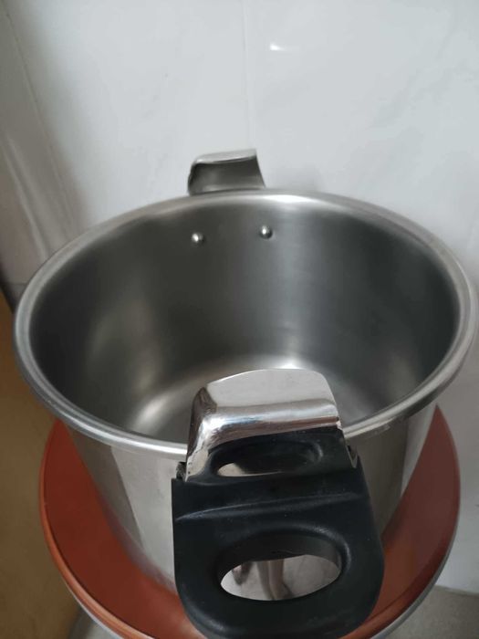 Panela de pressão em inox 8l. Dá para placa de indução e vitoceramica