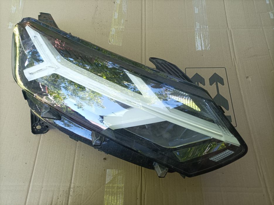 Lampa prawy przód dacia Sandero 3 iii biały środek