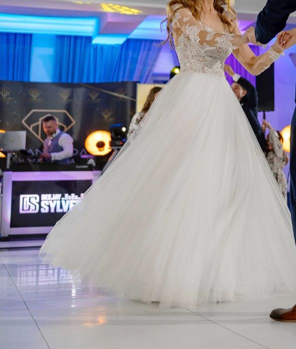 Piękna suknia ślubna księżniczka z długim welonem