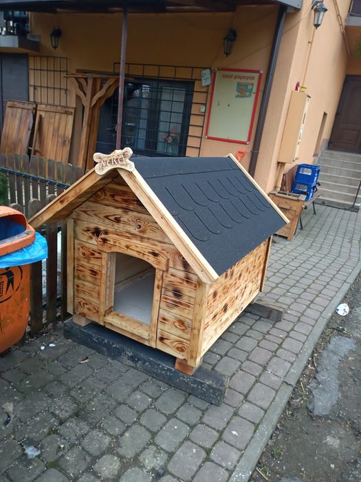 Buda dla psa bardzo solidna cała ocieplana . kurtyna gratis