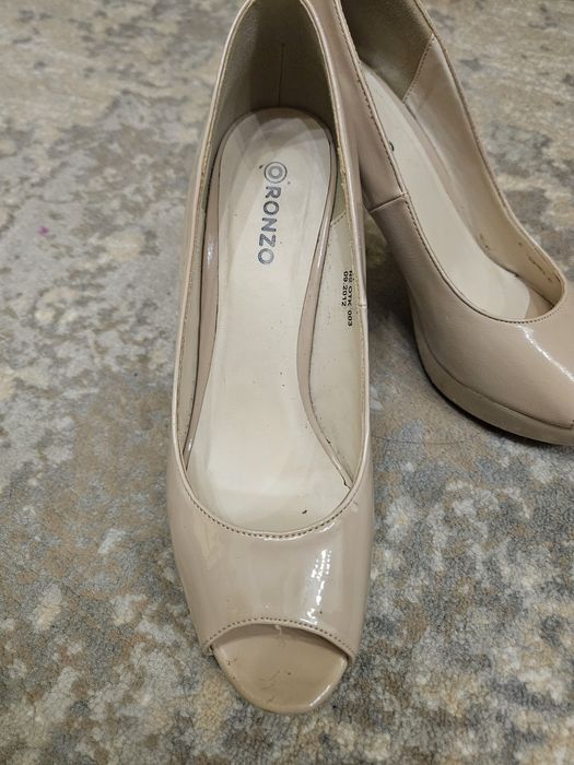 Жіночі лакові туфлі молочного кольору з відкритим носком