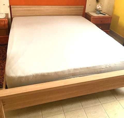 Cama de casal em madeira