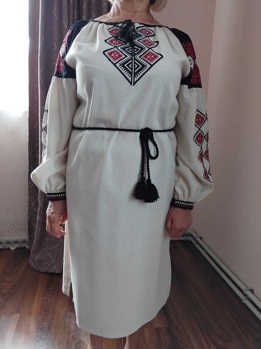Продам вишите плаття . Розмір L,на ог до 105