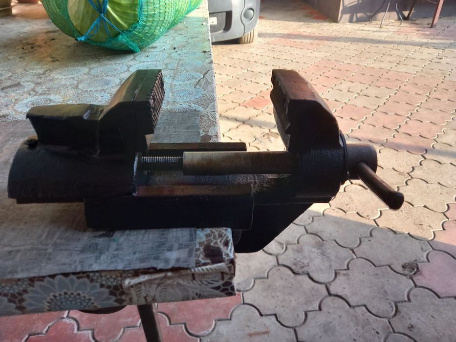 Тиски металеві .