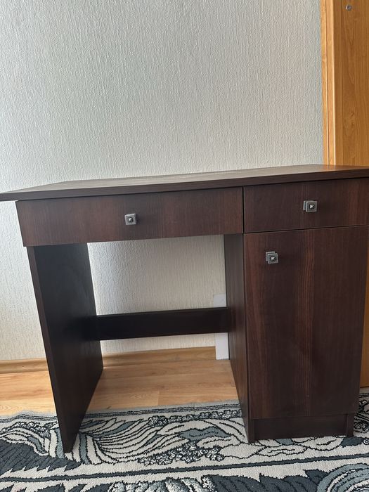 Biurko Rustikal Sierpc 90×50 cm – 2 szuflady + szafka, kolor orzech