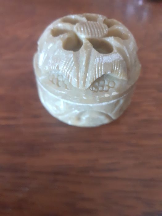 Caixa de pedra-sabão indiana