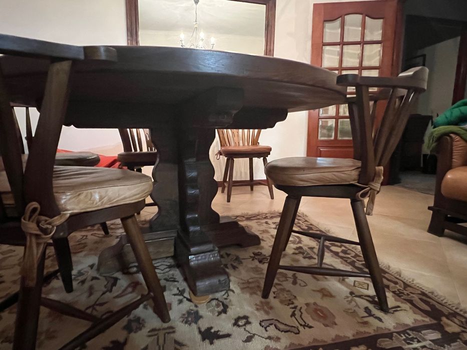 Mesa de jantar, em castanho maciço com 5 cadeiras