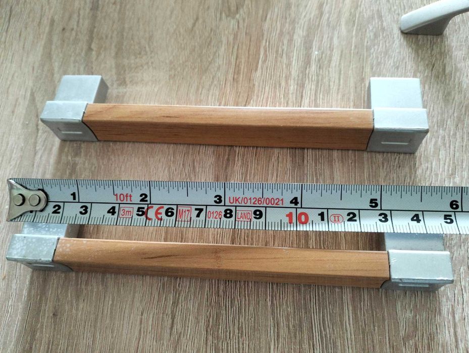 Uchytwy do mebli/stopki pod meble