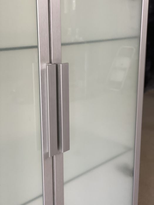 Witryna IKEA biała z matowym szkłem i szklanymi półkami