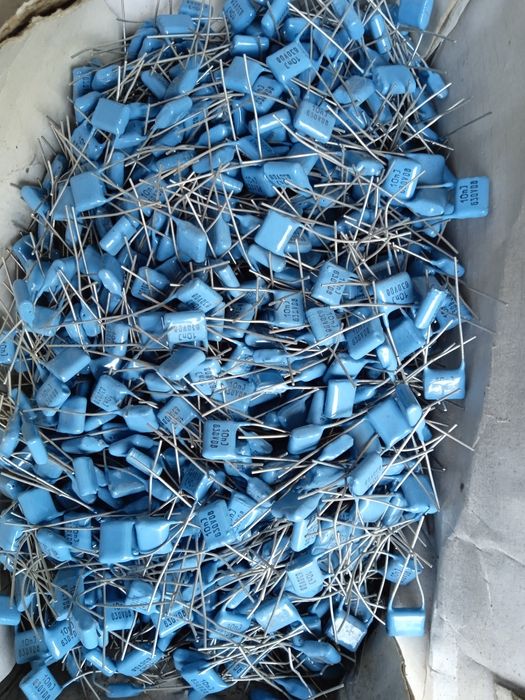 Радиодетали много! конденцаторы, резисторы, диоды...